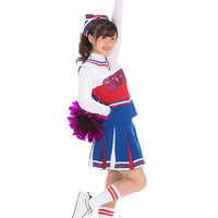 紫のポンポンを持ってエールを送るチアガールの写真