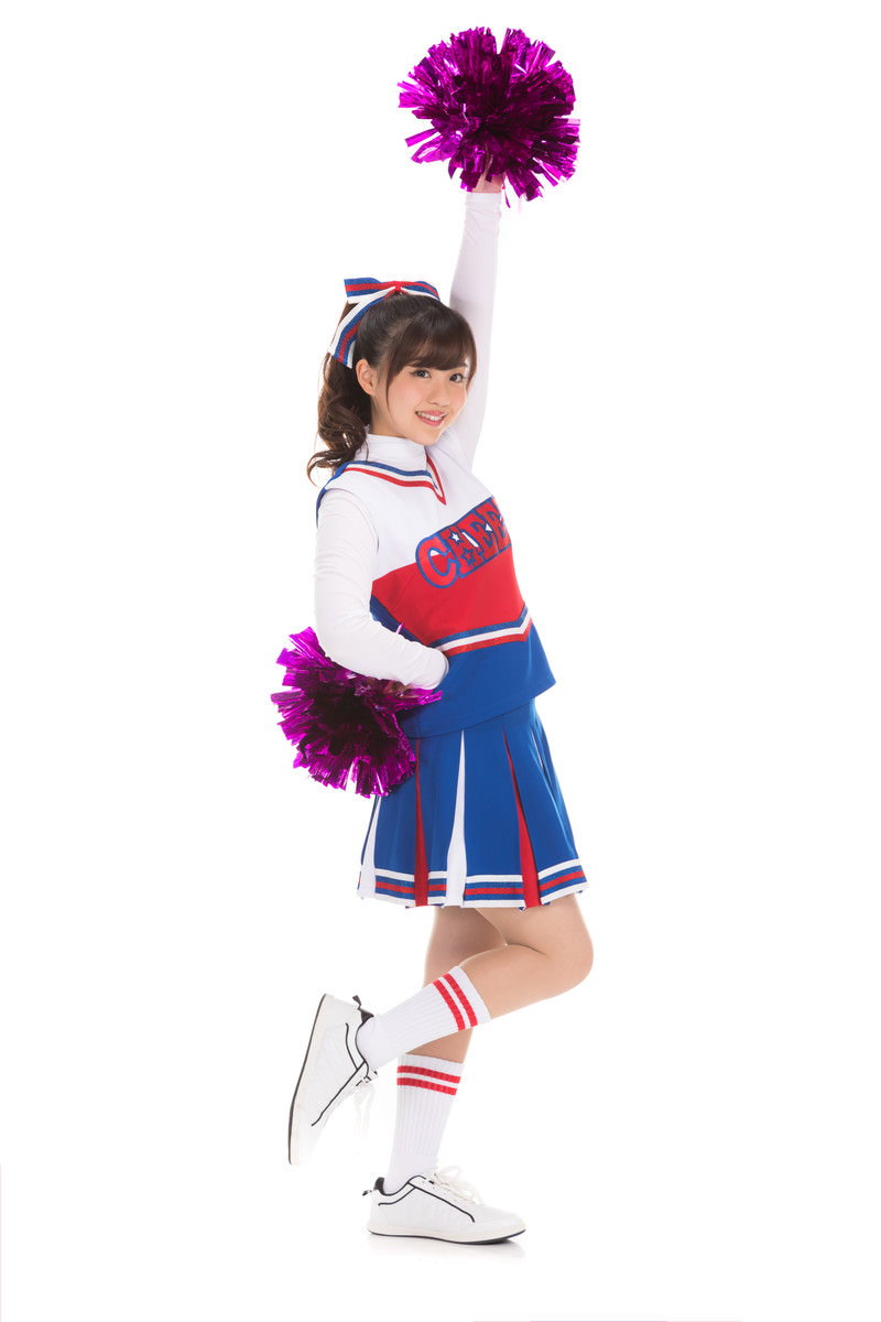 紫色のポンポンを持ち青白のユニフォームを着てエールを送るチアガール［モデル：河村友歌］