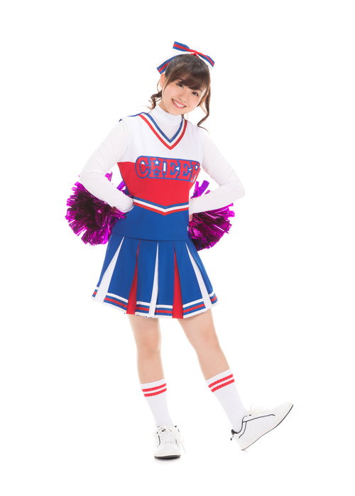 青と白のユニフォーム姿で手を後ろに回してポンポンを持つチア