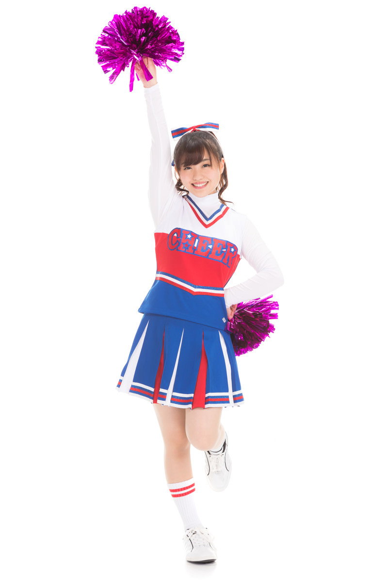 青白のユニフォームを着てピンクのポンポンを持つチアガール［モデル：河村友歌］