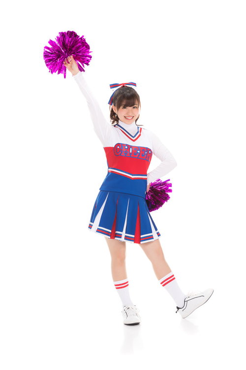 ポンポンで選手を応援するチアガール、青と白のユニフォーム姿