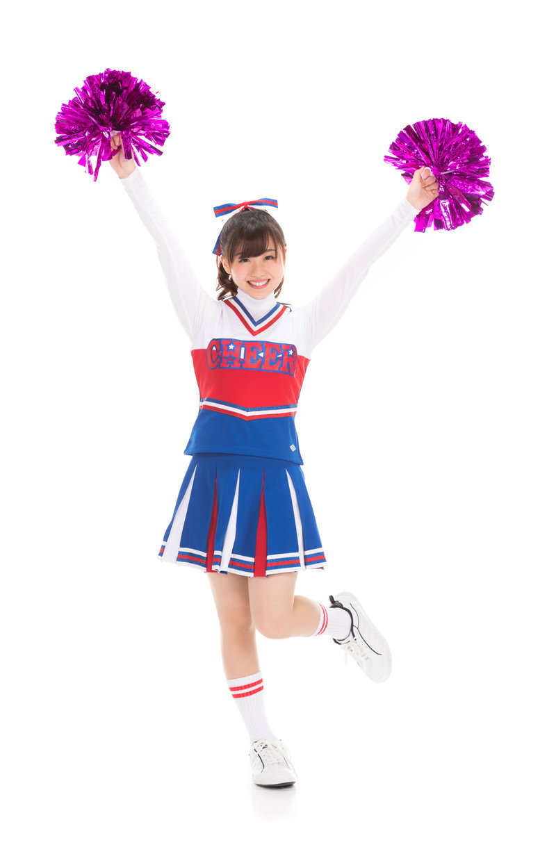 赤と青のチアユニフォームを着て紫のポンポンを両手に持ち応援ポーズをとるチアガール［モデル：河村友歌］