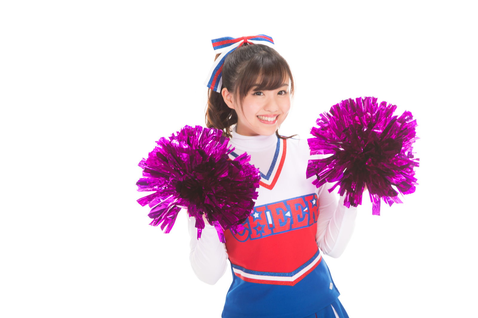 紫のポンポンを両手に持ち笑顔を見せるチアガールの女性［モデル：河村友歌］