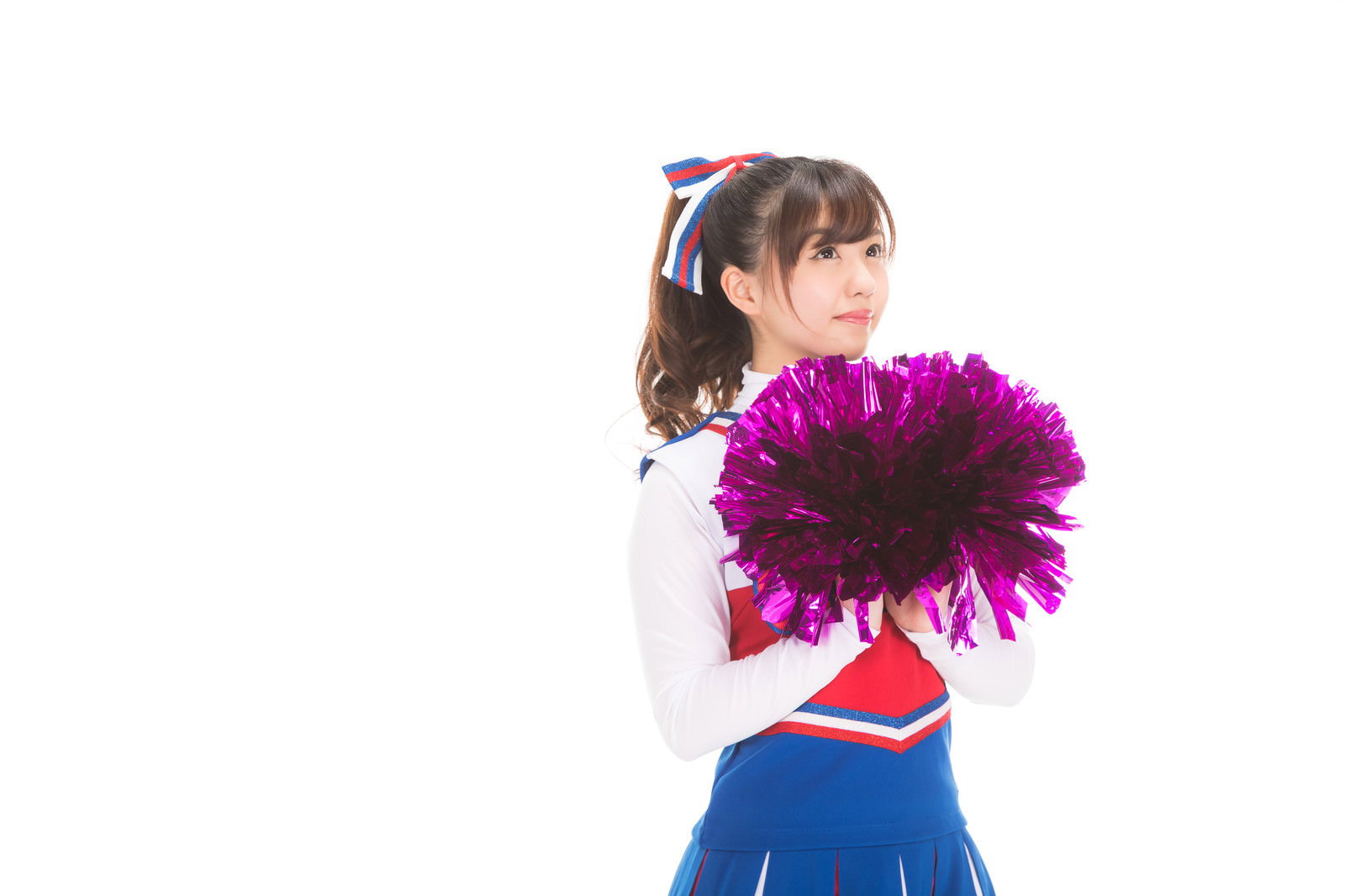 紫色のポンポンを持ち青いユニフォームを着たチアガール［モデル：河村友歌］