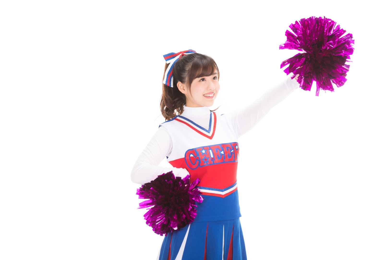 紫色のポンポンを両手に持ち応援ポーズを取るチアガール［モデル：河村友歌］