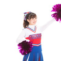 紫のポンポン持って勝ち鬨をあげるチアガールの写真