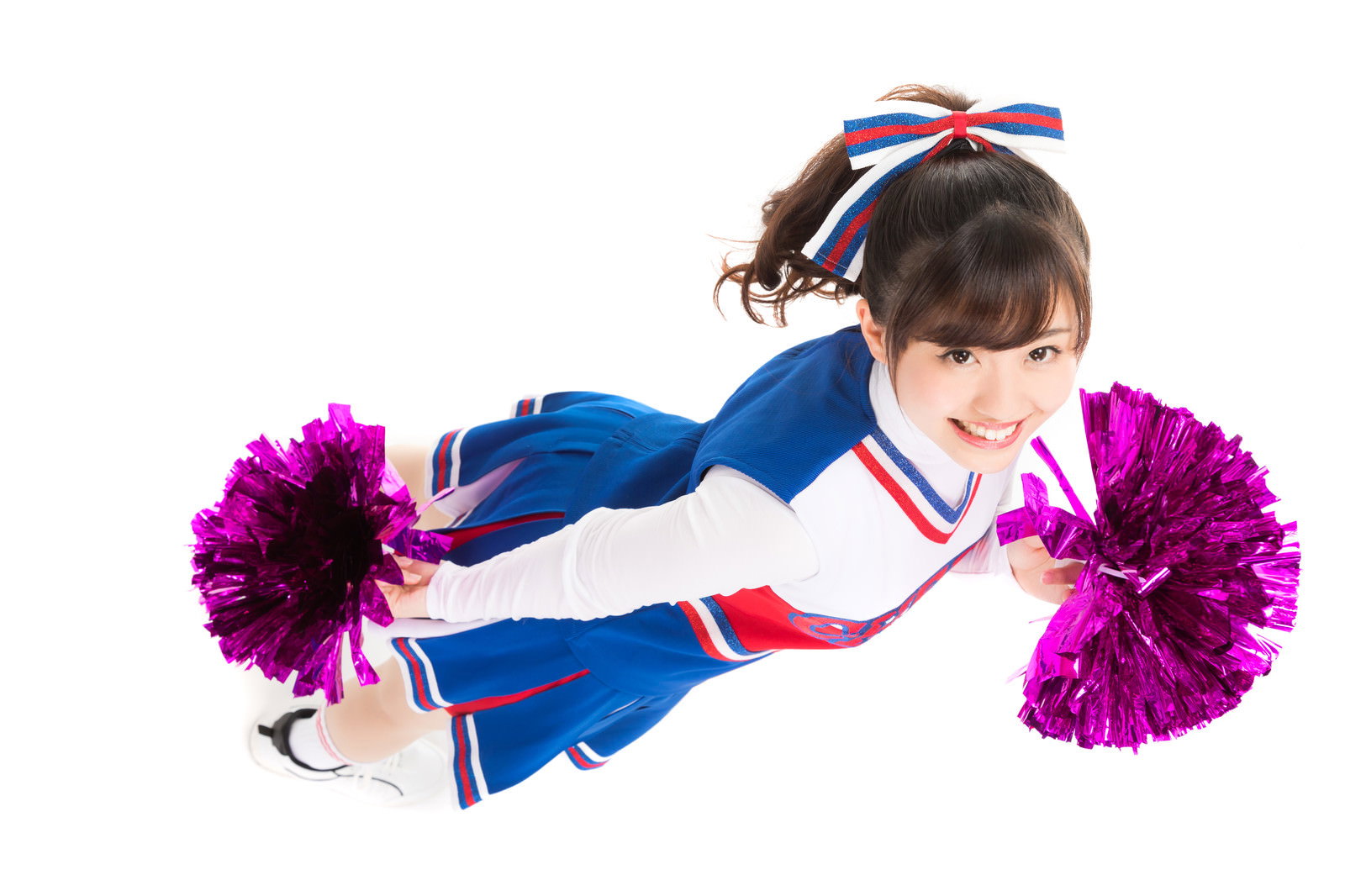 青と白のユニフォームを着た女性が紫色のポンポンを持って応援している様子を俯瞰で撮影［モデル：河村友歌］