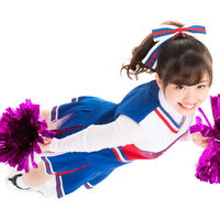 ポンポンを持って応援するチアリーダーを俯瞰で撮影の写真