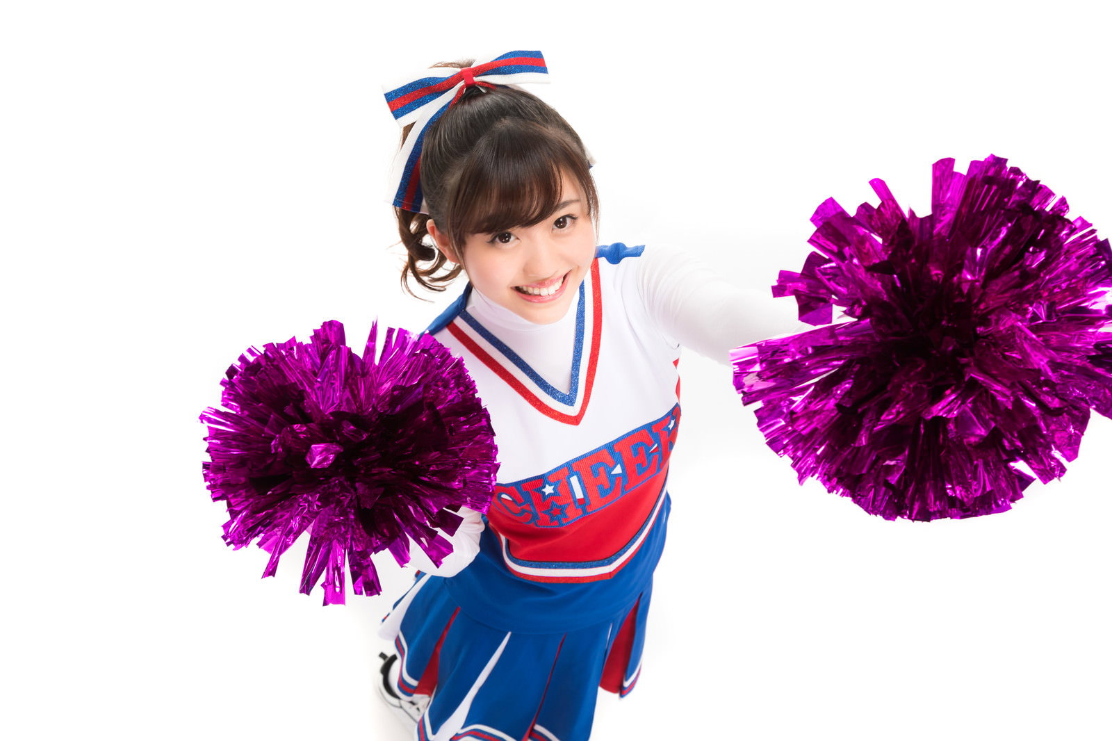 紫色のポンポンを両手に持ち赤と青のユニフォームを着たチアガール［モデル：河村友歌］