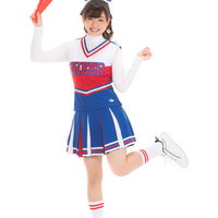 赤と青のユニフォームを着たメガホンを持ったチアガールの写真