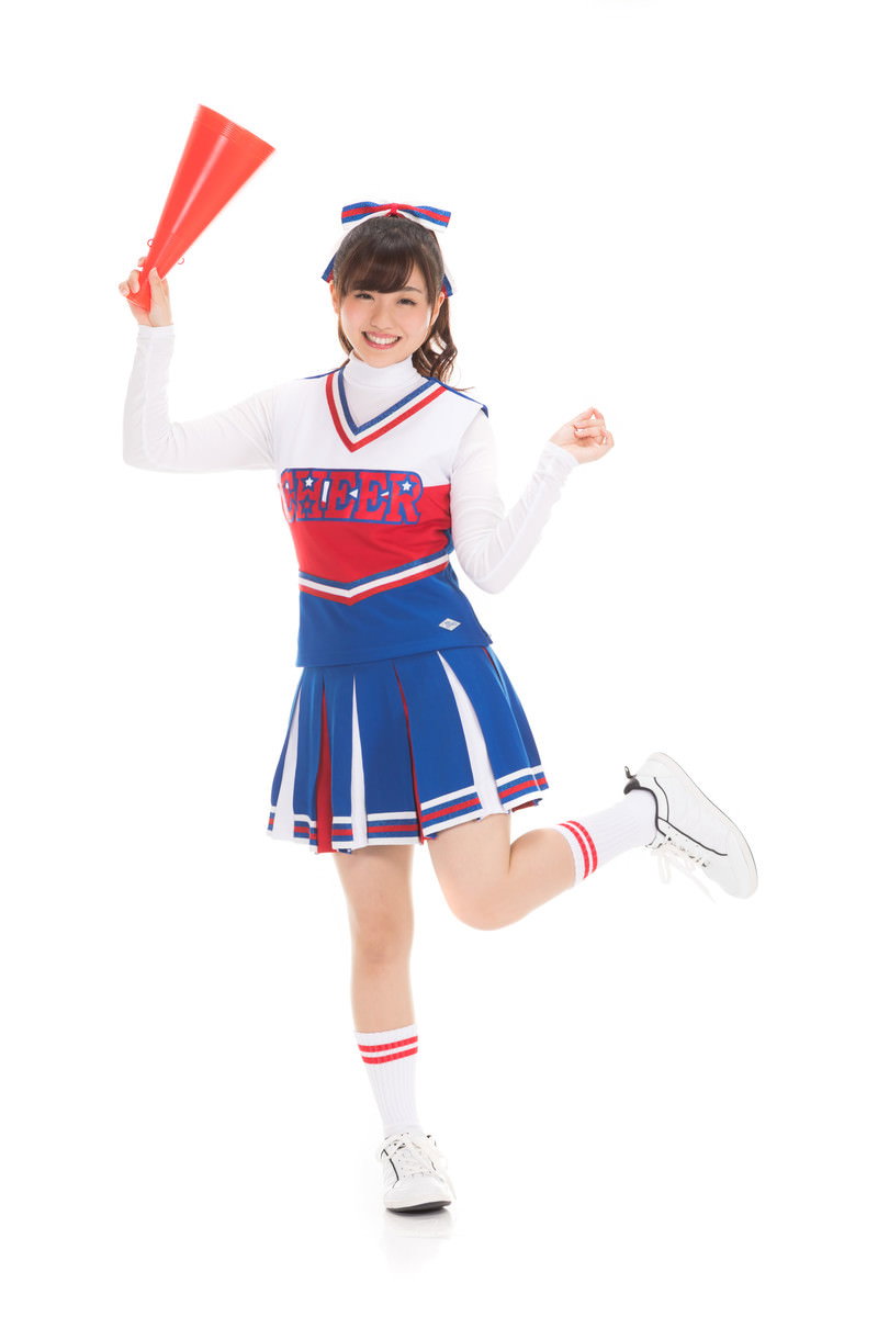 メガホンを持ち片手を上げてポーズを決めるチアガール［モデル：河村友歌］