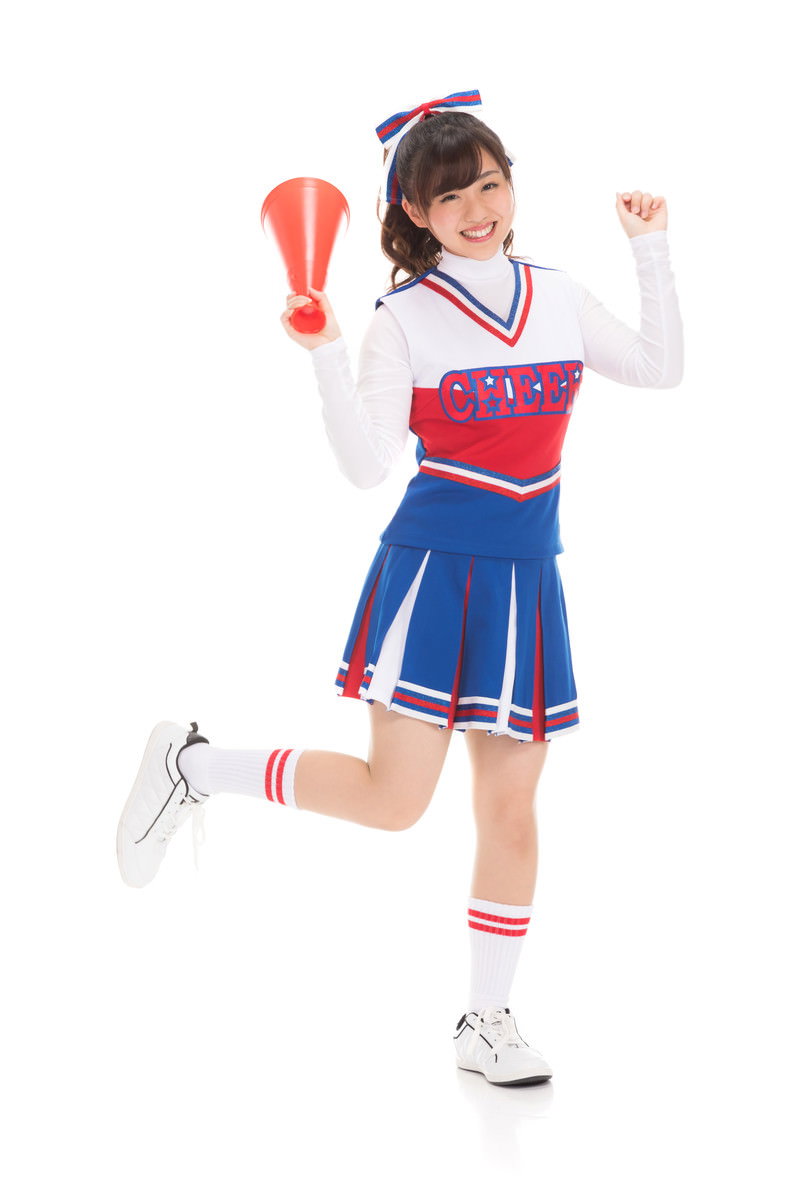 メガホンを持って笑顔でダンスポーズをするチアガールのユニフォーム姿［モデル：河村友歌］