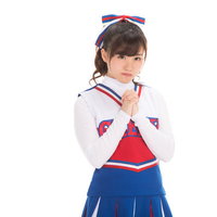 手を合わせてお願いするチアガール、祈りと奇跡を信じるポーズの写真