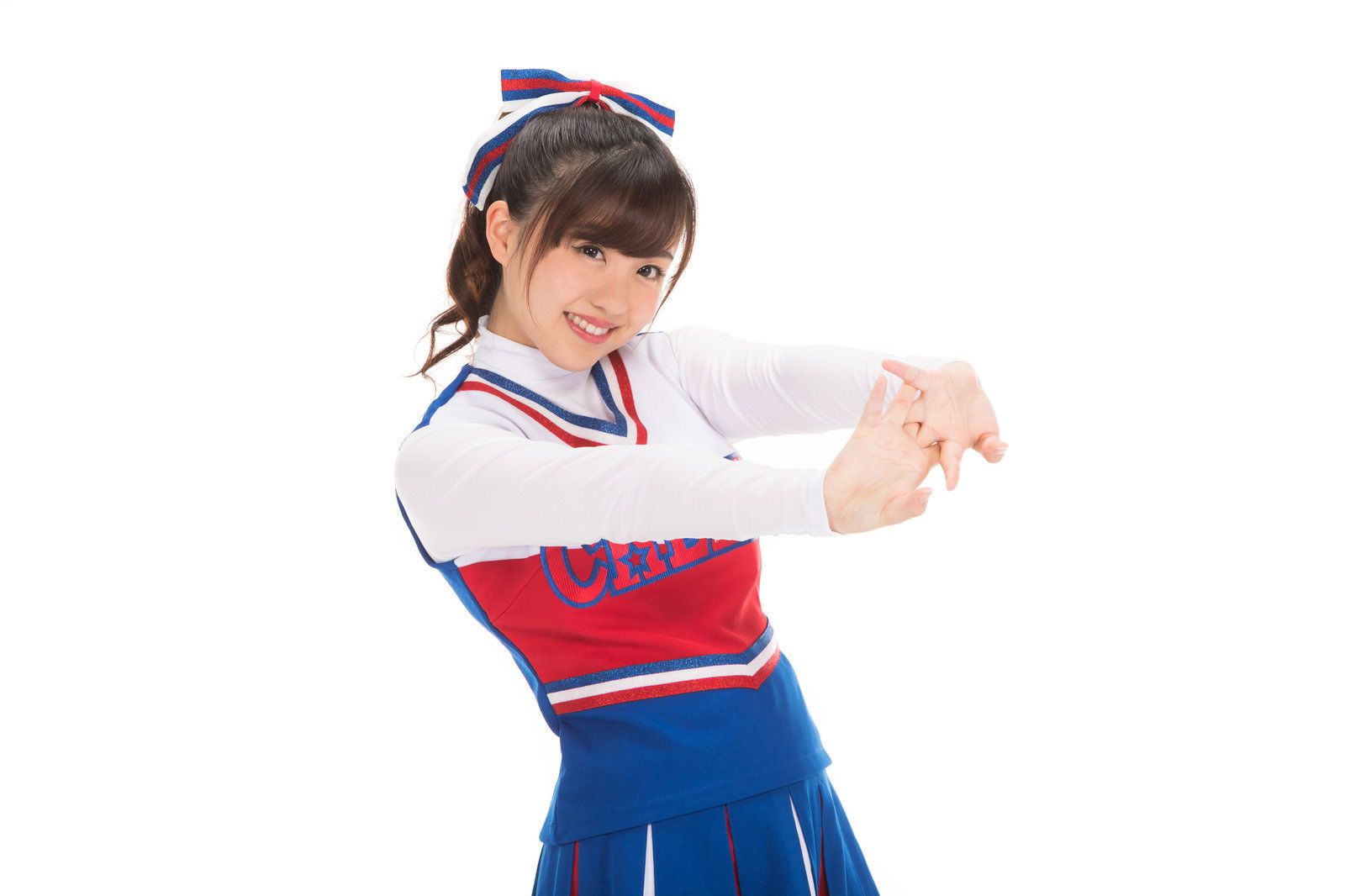 青と赤のチアユニフォームを着て腕を伸ばすチアガール［モデル：河村友歌］