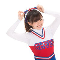 このリボン可愛いでしょ、ポンポンを持つチアガールの写真