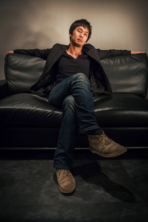 ソファーの上に大きく仰け反って偉そうにくつろぐ男性