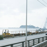 国道134号線沿いの海辺で行われる擁壁改修工事の写真