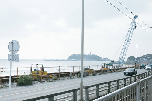 国道134号線沿いの海辺で行われる擁壁改修工事