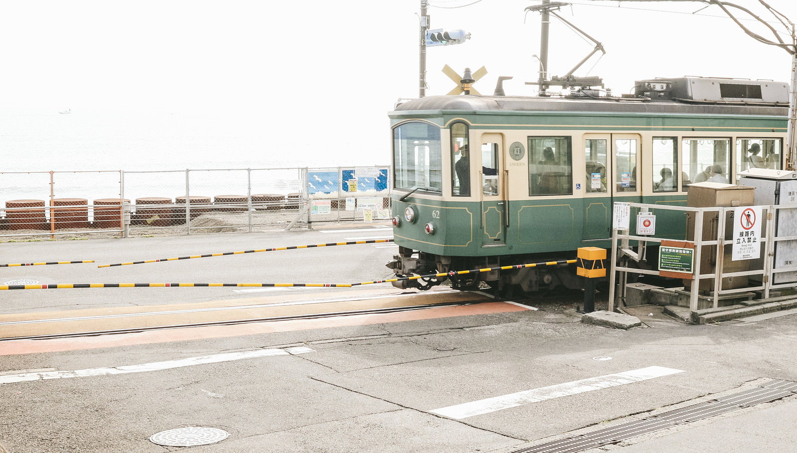 鎌倉高校前駅の踏切を走る江ノ電