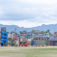 朝の直方中央公園に設置された色とりどりの遊具の写真