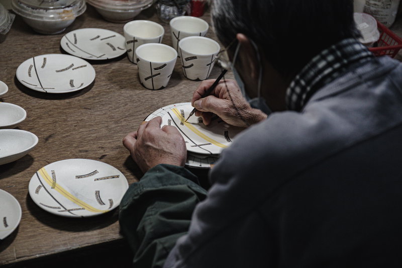 ＃　絵付けする職人の後ろ姿の写真