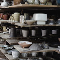 棚に置かれた宮原隆窯の陶芸作品、茶碗や皿などの伝統工芸作品の写真
