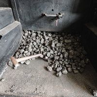 蒸気機関車の燃料庫に積み込まれた石炭の歴史的記録の写真