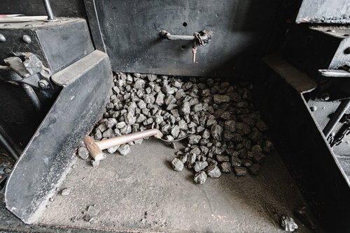 蒸気機関車の燃料庫に積み込まれた石炭の歴史的記録