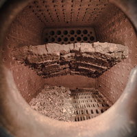 蒸気機関車9600形59647号機の石炭を燃やす火室内部の写真