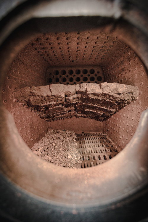 蒸気機関車9600形59647号機の石炭を燃やす火室内部