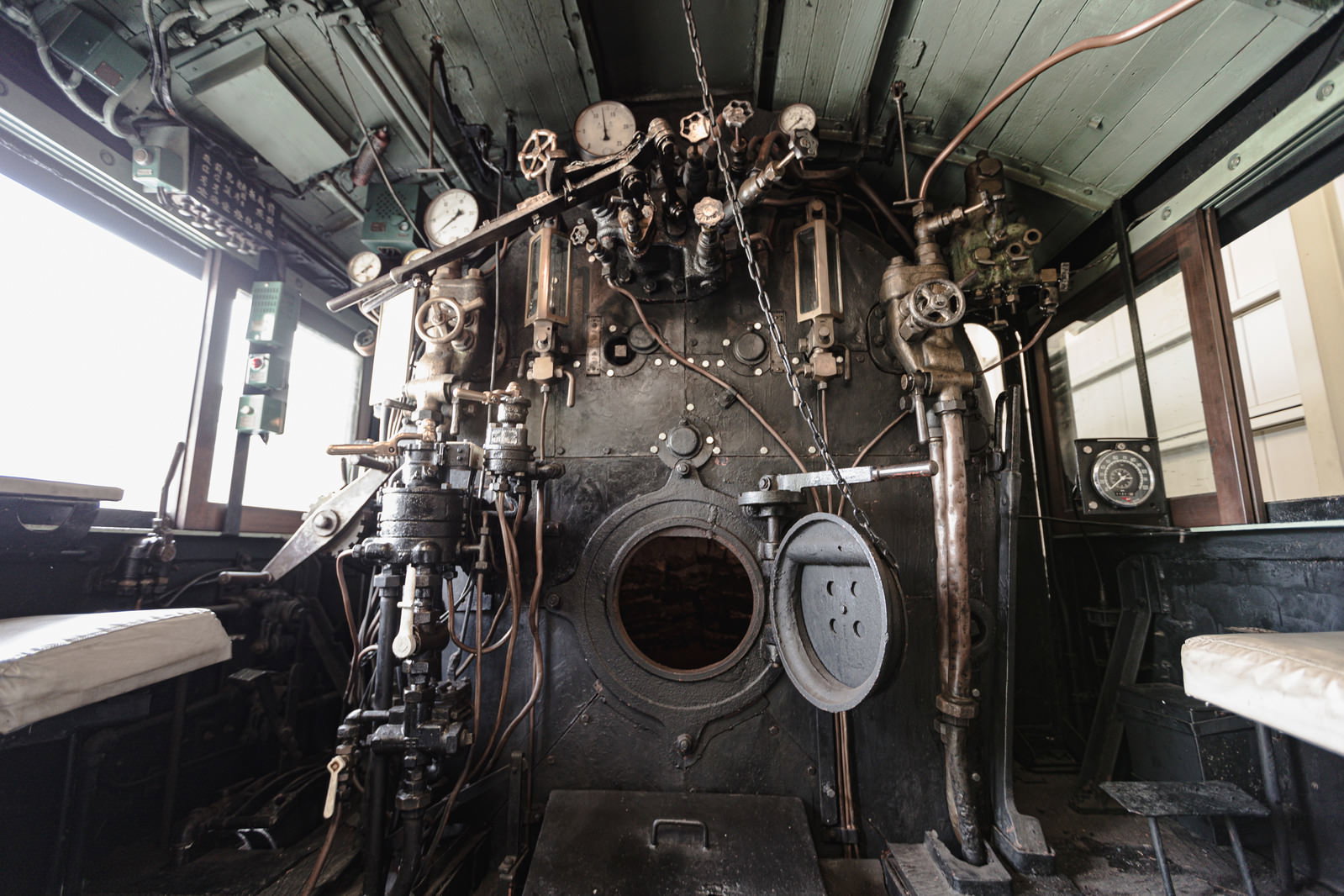 蒸気機関車の機関室内で火室が開いた状態を撮影した写真