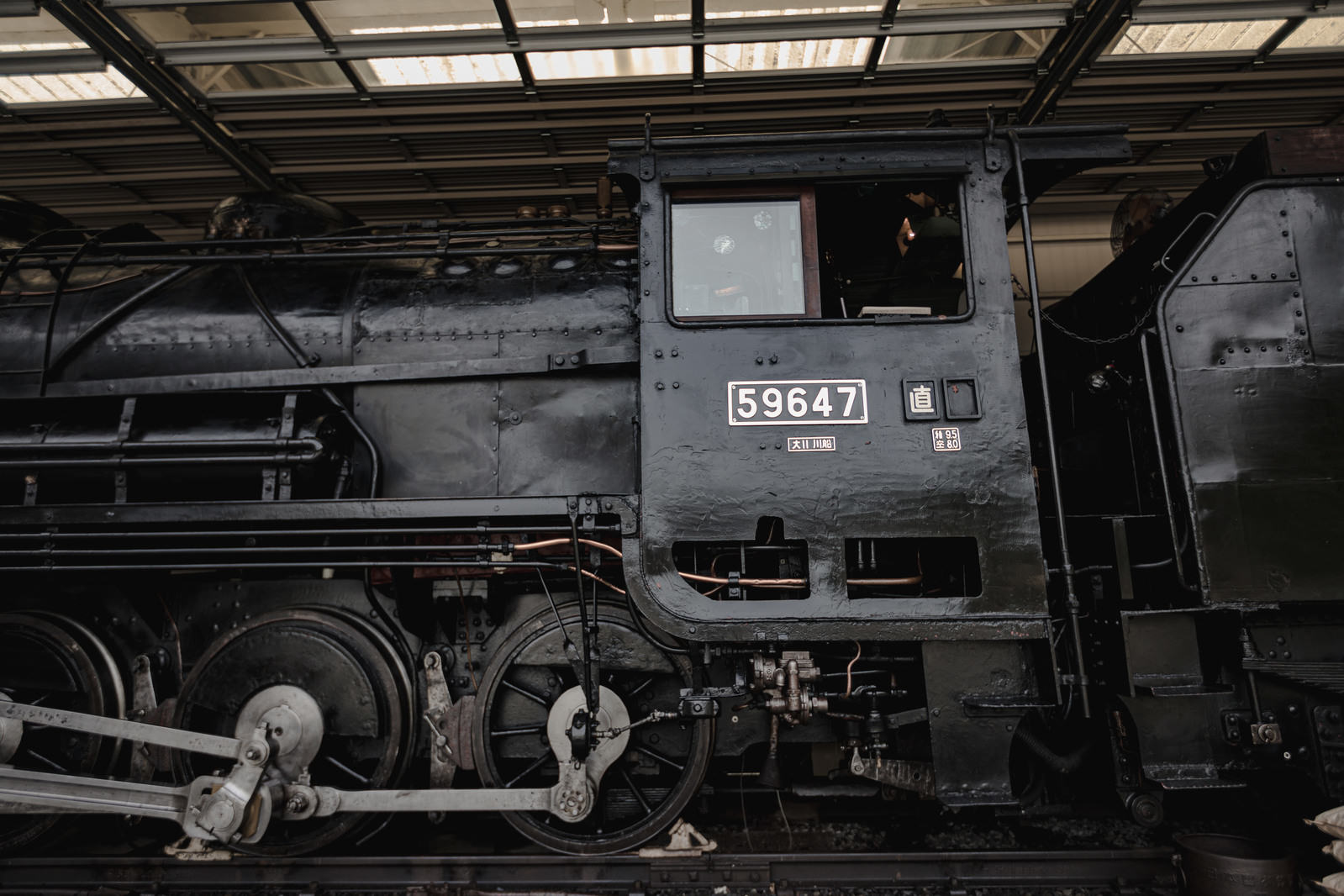 静態保存された蒸気機関車9600形59647号機の黒い車体側面