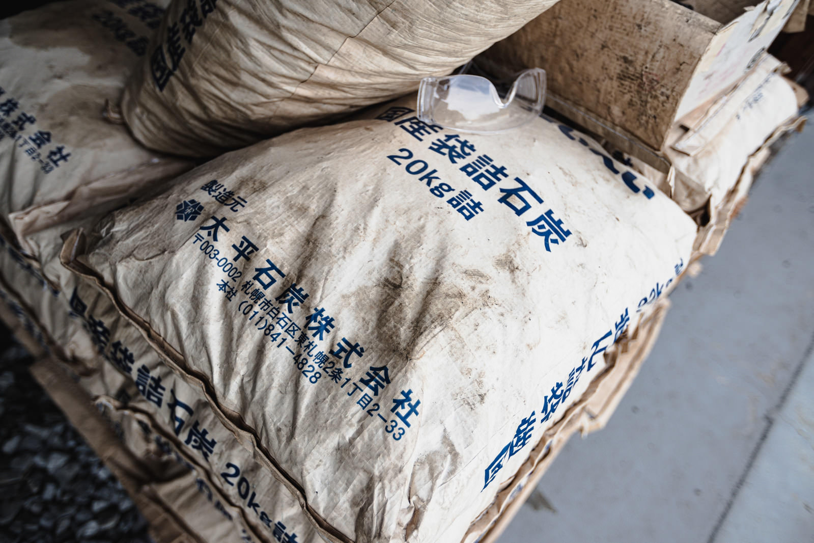 白いベッドの上に置かれた国産袋詰石炭の袋