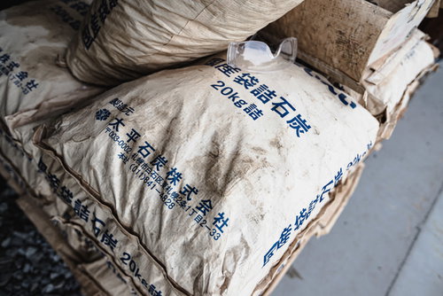 汽車倶楽部の記者が撮影した昭和時代の国産袋詰石炭