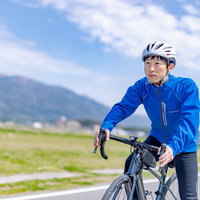 直方北九州自転車道を走りだす青いウェアの男性の写真