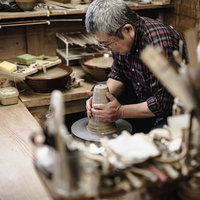 直方市の窯元でろくろを回す高取焼の職人の手元の写真