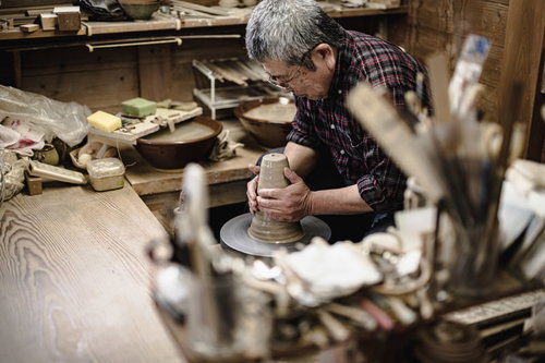 直方市の窯元でろくろを回す高取焼の職人の手元