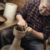 直方市の窯元でろくろを回す職人の手元の作業風景の写真