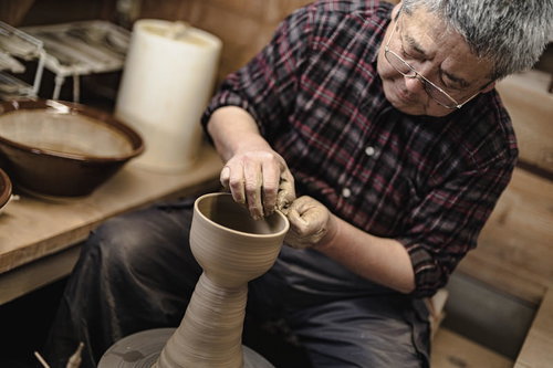 直方市の窯元でろくろを回す職人の手元の作業風景