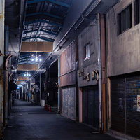 深夜、寝静まった直方須崎町商店街のアーケードの写真