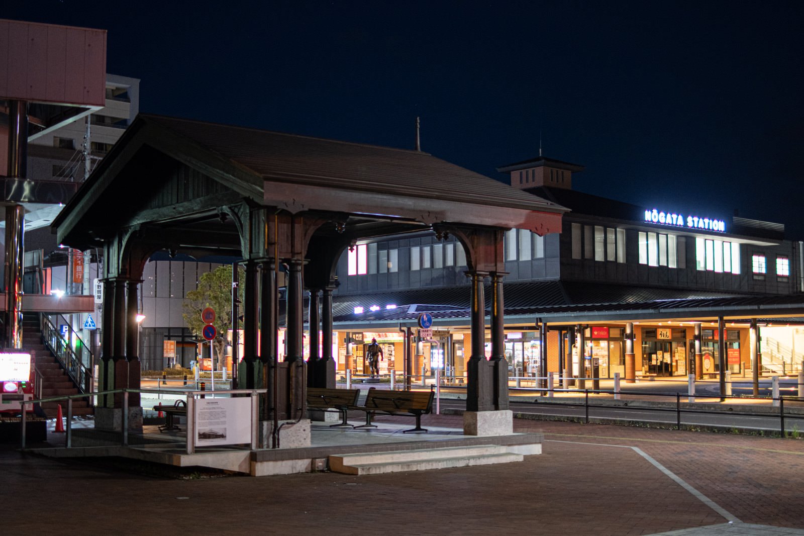 夜間にライトアップされた直方駅の木造旧駅舎