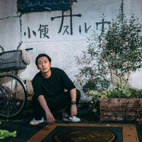 立ち小便をする輩を睨みつける男性の厳しい表情の写真