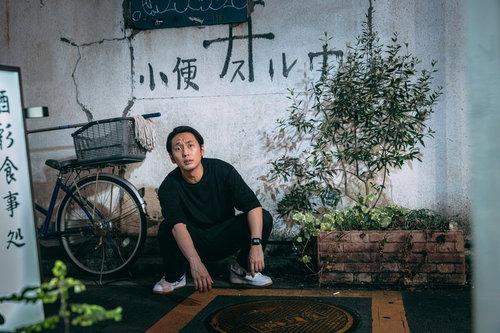 立ち小便をする輩を睨みつける男性の厳しい表情