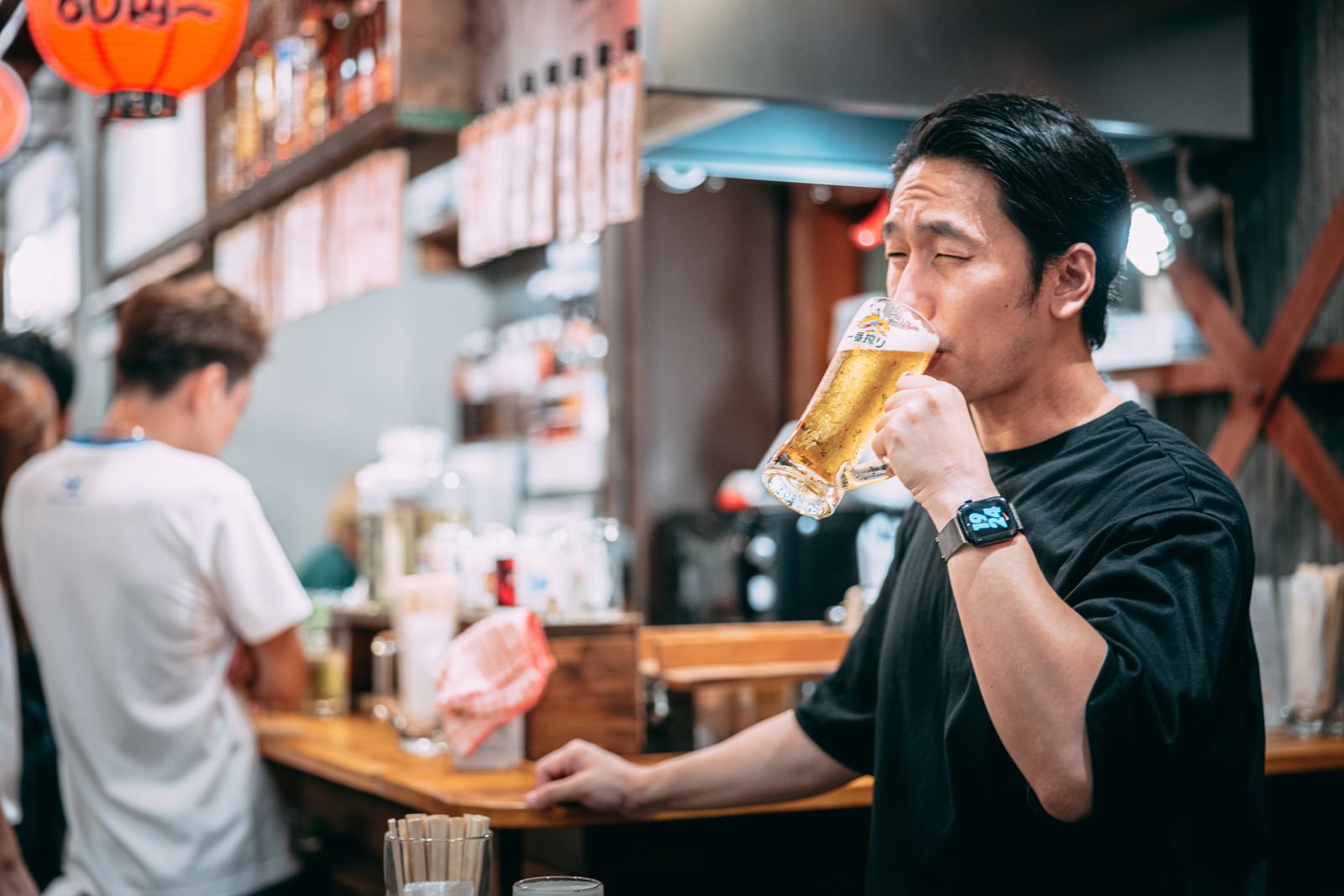 居酒屋でビールを飲む男性［モデル：大川竜弥］