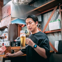 やっぱり生ビールはうまい、居酒屋で乾杯する男性の写真