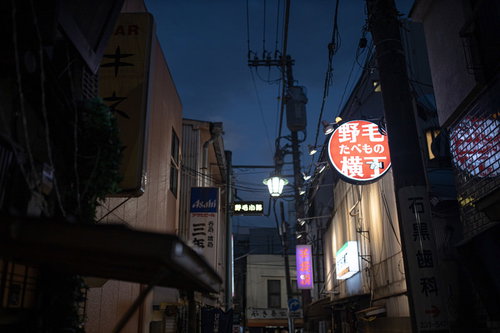 光り輝く丸ボケが映る深夜の野毛横丁の路地裏風景