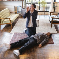 二次会も行くって！床に倒れた男性と驚く女性の写真