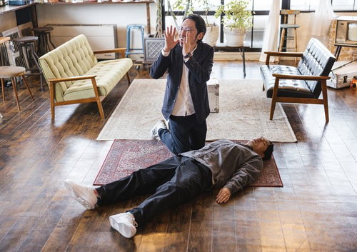 二次会も行くって！床に倒れた男性と驚く女性