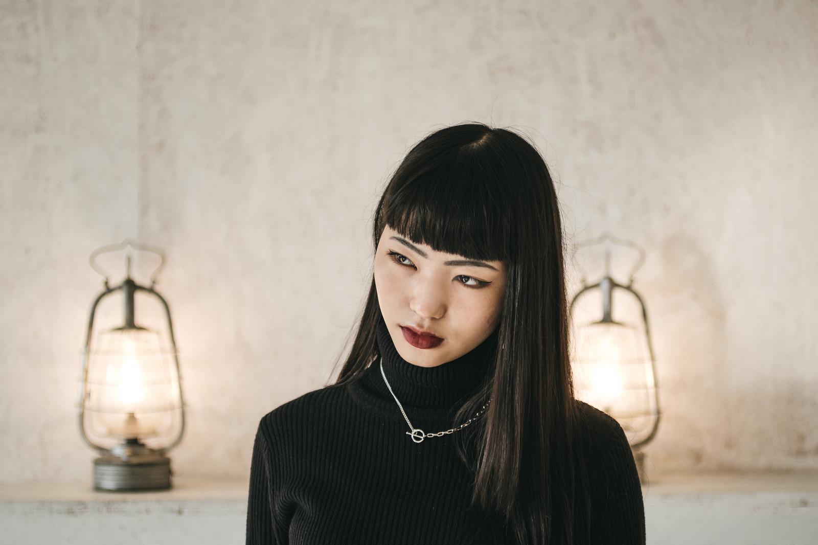 メイクアップをした若い女性のバストアップポートレート［モデル：なんこ］