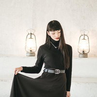 黒いタートルネックのフェミニンなポートレートの写真